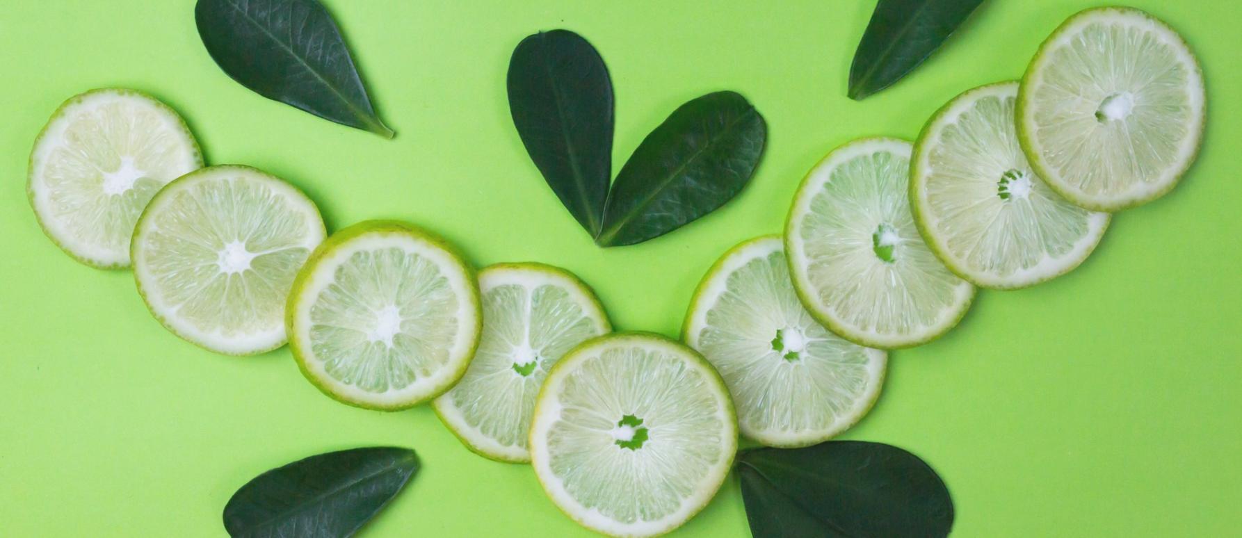 Różnorodne składniki odżywcze ułożone na blacie