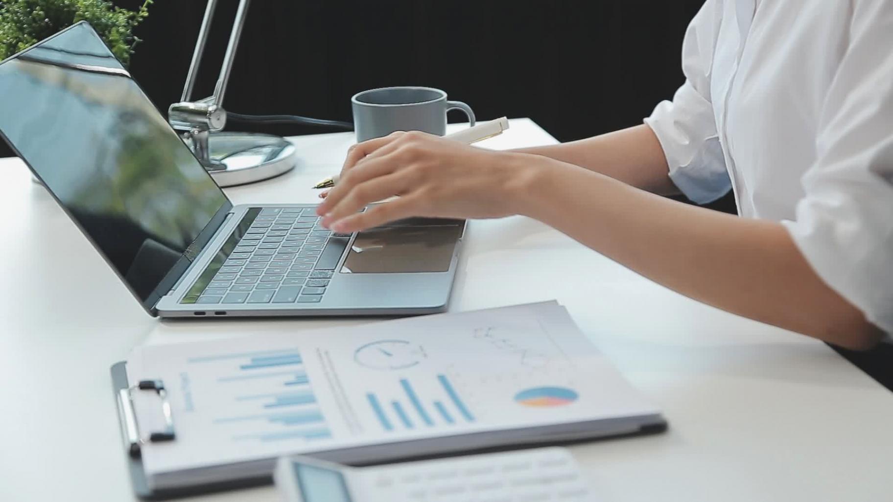 Osoba pracująca nad dokumentami odżywieniowymi podczas konsultacji